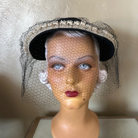 NEW YORK CREATION Accessories - CLASSY 1940s' BLACK FELT HAT + OPEN CROWN AT BACK, LARGE BOW, WHITE TRIM & VEIL
